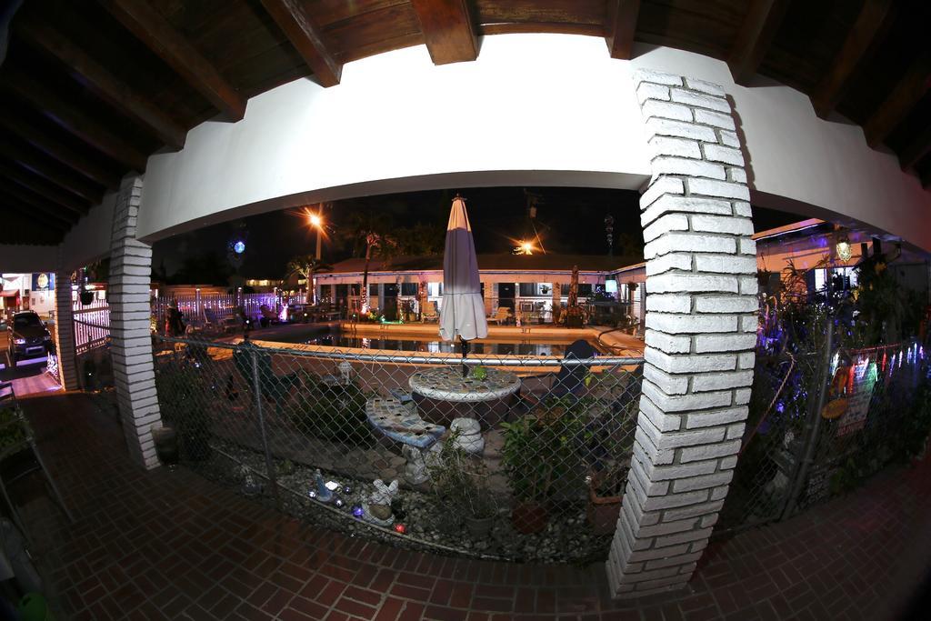 Adobe Hacienda Motel Hollywood Bagian luar foto